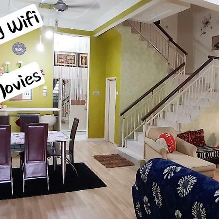 E&A Homestay Klia/ Sepang/ Nilai Екстер'єр фото