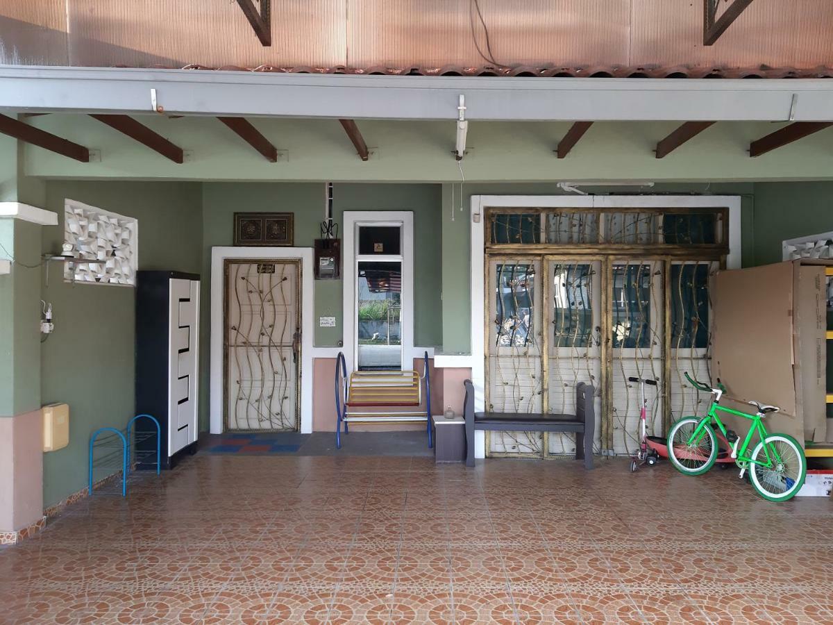 E&A Homestay Klia/ Sepang/ Nilai Екстер'єр фото